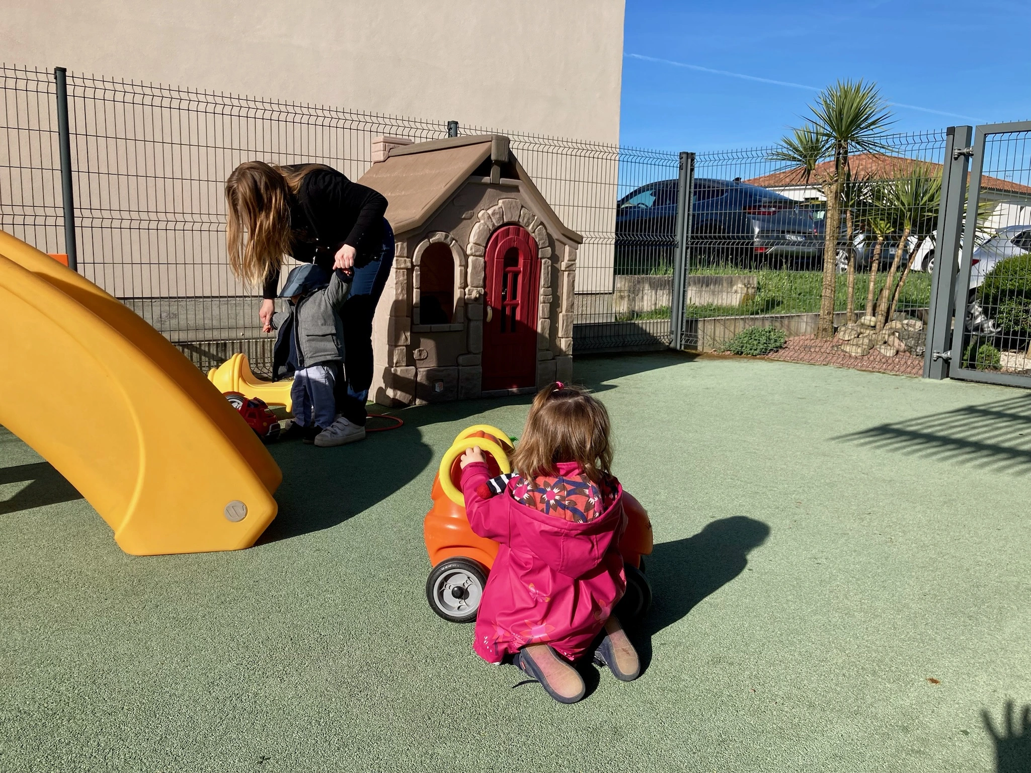 Enfants qui jouent à l’extérieur de la micro-creche