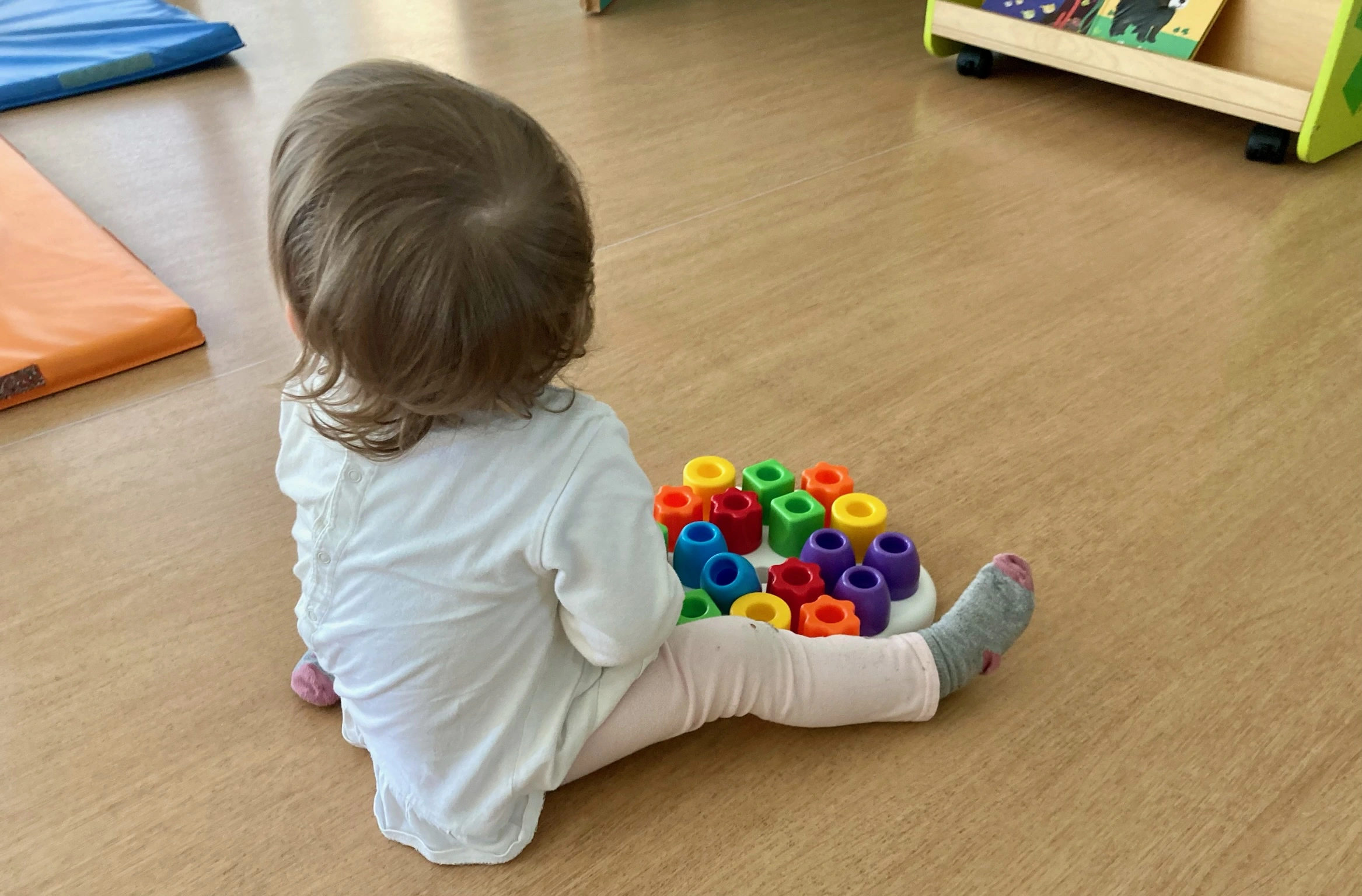 Enfant avec un jouet